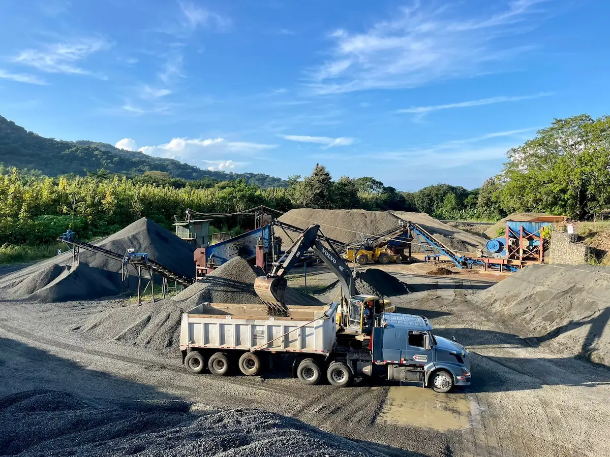Piedra y equipo de trabajo en el plantel Nandayure de Constructora Herrera