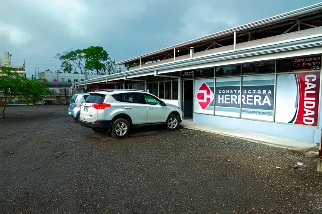 Edificio del plantel Muelle con el rótulo de Constructora Herrera