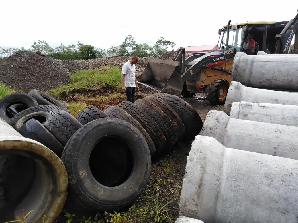 Llantas usadas acopiadas para reciclaje – Constructora Herrera