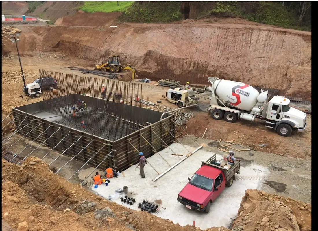 Equipo y maquinaria de Constructora Herrera en proyecto de construcción en Costa Rica