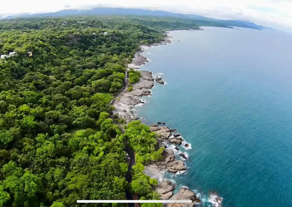 Construcción de pavimento asfáltico en las playas de Cóbano, Puntarenas