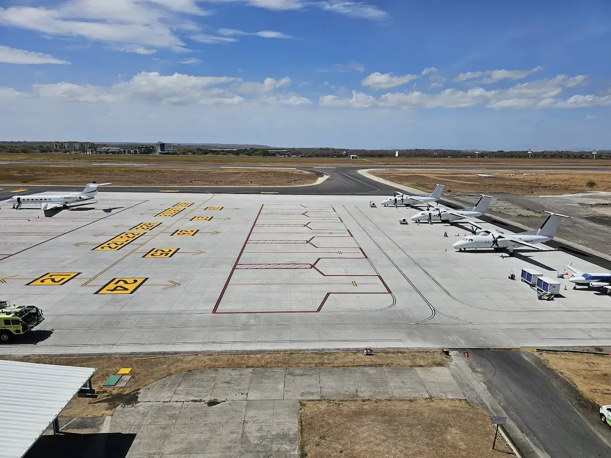 Construcción de pavimento rígido fibroreforzado en el Aeropuerto Internacional Daniel Oduber Quirós, Liberia, Guanacaste