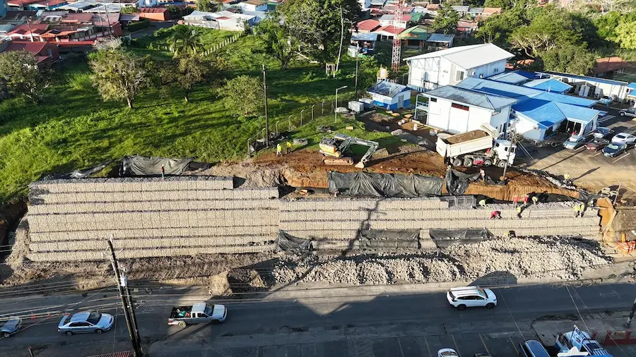 Muro de gavión terminado en Cedral, San Carlos
